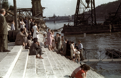 Hungary, Budapest V., alsó rakpart a lerombolt Erzsébet híd pesti hídfőjénél., 1959, Horváth Miklós dr, colorful, genre painting, stairs, boat station, Budapest, Danube's shore, sitting on stairs, Fortepan #129542