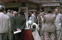 Hungary, Budapest V., Ferenciek tere (Károlyi utca), Ünnepi Könyvhét, könyvpavilon a templom előtt. Szemben a Kossuth Lajos utcai gyógyszertár., 1962, Horváth Miklós dr, Budapest, Fortepan #129543