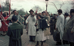 Magyarország, Budapest VIII., Teleki László tér., 1952, Horváth Miklós dr, kalap, színes, zászló, hegedű, diáksapka, svájcisapka, tangóharmonika, munkaköpeny, Budapest, úttörő nyakkendő, Fortepan #129547