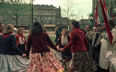 Magyarország, Budapest VIII., Teleki László tér., 1952, Horváth Miklós dr, színes, zászló, tánc, tangóharmonika, Budapest, úttörő nyakkendő, Fortepan #129549