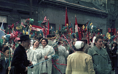 Magyarország, Budapest VIII., Bauer Sándor (Erdélyi) utca, háttérben a 9. és 11. számú ház., 1952, Horváth Miklós dr, kalap, tél, színes, zászló, felvonulás, virág, vidámság, sapka, hideg, kabát, munkaköpeny, ballonkabát, Budapest, Fortepan #129550