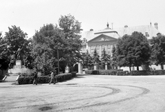 Magyarország, Kalocsa, Szentháromság tér, Hősi emlékmű, háttérben az Érseki palota., 1962, Gyöngyi, szobor, barokk-stílus, címer, püspöki palota, Oswald Gáspár-terv, emlékmű, Fortepan #12958