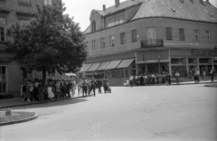 Hungary, Sopron, Várkerület (Lenin körút), szemben az Ötvös utca a Hátsókapu felől nézve. Jobbra a sarkon a Ruházati Áruház., 1962, Hunyady József, Fortepan #129583