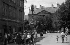 Hungary, Sopron, Fő (Beloiannisz) tér, a Szentháromság-szobor mögött a Vármegyeháza (később Járási Hivatal)., 1962, Hunyady József, hold hands, Fortepan #129587