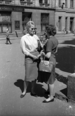 Magyarország, Pécs, Színház tér, Balra Spányik Éva színművésznő, háttérben a Király (Kossuth Lajos) utca., 1965, Hunyady József, napszemüveg, Takarékpénztár, Fortepan #129673