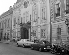 Magyarország, budai Vár, Budapest I., Úri utca 58. II. sz. központi házasságkötő terem., 1970, Gyöngyi, német gyártmány, Opel-márka, motorkerékpár, Fiat-márka, olasz gyártmány, oldalkocsis motorkerékpár, címer, jelzőtábla, automobil, Opel Kadett, Fiat 850, Budapest, Csepel Pannonia T5, országjelzés, Fortepan #12971