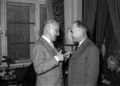 Hungary, Budapest VI., Halldor Kiljan Laxness izlandi író és Dobozy Imre író. A felvétel az Írószövetség Bajza utca 18. alatti székházában készült., 1962, Hunyady József, Budapest, Fortepan #129728