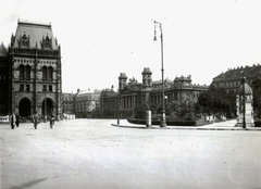 Magyarország, Budapest V., Kossuth Lajos tér, balra a Parlament, szemben középen az Igazságügyi Palota (ekkor Magyar Királyi Kúria és Ítélőtábla)., 1938, Kelecsényi Kristóf, hirdetőoszlop, Budapest, Fortepan #129775