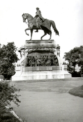 Magyarország, Budapest V., Kossuth Lajos tér, gróf Andrássy Gyula szobra (Zala György, 1906.) a Parlamenttől délre. , 1938, Kelecsényi Kristóf, lovas szobor, Budapest, Fortepan #129777