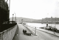 Magyarország, Budapest V., lejáró a pesti alsó rakpartra a Parlament déli oldalánál, háttérben a Széchenyi Lánchíd és a Királyi Palota (később Budavári Palota)., 1938, Kelecsényi Kristóf, lovaskocsi, gőzhajó, Budapest, Fortepan #129780