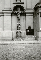 Magyarország, Budapest I., Attila út (körút), Alexandriai Szent Katalin-templom. Kőkereszt a bejárat mellett., 1938, Kelecsényi Kristóf, Budapest, Fortepan #129790