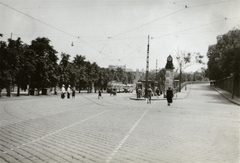 Magyarország, Budapest I., Krisztina körút, feljáró a Déli pályaudvar indulási oldalához., 1938, Kelecsényi Kristóf, autóbusz, óra, járókelő, utcakép, életkép, rendőr, villamos, hirdetőoszlop, kockakő, Budapest, Fortepan #129792