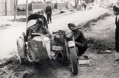 Ukrajna,Lengyelország, Galícia., 1944, Kemenesi Gábor, BMW-márka, oldalkocsis motorkerékpár, haditudósító, szerelés, Bocskai sapka, Fortepan #129800