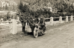 Ukrajna,Lengyelország, Galícia., 1944, Kemenesi Gábor, motorkerékpár, BMW-márka, haditudósító, Bocskai sapka, Fortepan #129808