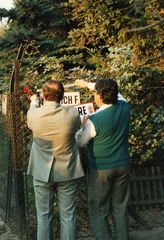 Hungary, Göd, (Alsógöd), Nagy Imre (Münnich Ferenc) utca 2., balra a Pesti út (2-es főút)., 1989, Kovacsik Tamás, street name sign, board, regime change, Fortepan #129856