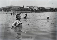 Magyarország, Balatonfüred, Esterházy strand. Háttérben a Peremartoni-Mädy villa, fölötte a Baradlai villa., 1933, Ladinek Viktor, fürdőtrikó, fürdőzés, Fortepan #129890