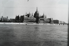 Hungary, Budapest V., a Parlament a Dunáról nézve, jobbra a Kossuth híd., 1956, Ladinek Viktor, Kossuth-bridge, Budapest, Fortepan #129891