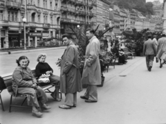 Csehország, Karlovy Vary, Mlynské nábrezí, balra a Vrídelní ulice., 1958, Ladinek Viktor, pihenés, járda, Fortepan #129912