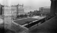 Magyarország, Budapest V., Kossuth Lajos tér, balra a Parlament, jobbra Kossuth Lajos szobra., 1954, Ladinek Viktor, Budapest, látkép, Kossuth Lajos-ábrázolás, Fortepan #129936