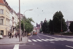 Lengyelország, Varsó, ulica Krakowskie Przedmieście az ulica Trębacka sarkától az ulica Miodowa felé nézve., 1972, Ladinek Viktor, színes, gyalogátkelő, Fortepan #129979