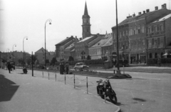 Magyarország, Sopron, Várkerület (Lenin körút) az Ikvahíd felől nézve, háttérben a Szent György-templom tornya. A felvétel a Soproni Ünnepi Hetek idején készült., 1964, Ladinek Viktor, Csepel 250, Fortepan #129982