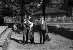 Magyarország, Galyatető, Mátraszentimre, a felvétel a Kodály Zoltán sétány felső végénél lévő büfé előtt készült., 1966, Ladinek Viktor, sör, segítség, szatyor, Fortepan #129984