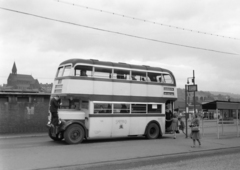 Egyesült Királyság, Sheffield, a Pond street-i autóbusz pályaudvar a Park Hill felé nézve, balra a St. Luke's anglikán templom., 1955, Ladinek Viktor, autóbusz, emeletes autóbusz, AEC-márka, AEC Regent III, Fortepan #130001