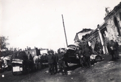 Russia, Ostrogozhsk, magyar katonák egy IL-2 Sturmovik típusú orosz csatarepülőgép mellett., 1942, eastern front, airplane, second World War, wreck, Fortepan #130013