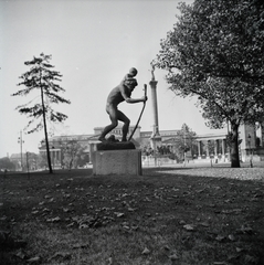 Magyarország, Városliget, Budapest XIV., Olof Palme sétány (Vorosilov út) a Hősök tere felé nézve, előtérben Szent Kristóf szobra (Hűvös László, 1910.)., 1950, Lossonczy Miklós, Budapest, szobor, Fortepan #130035