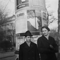 Magyarország, Budapest VI., Andrássy út (Népköztársaság útja), balra a háttérben a szovjet követség épülete (Bajza utca 35.)., 1960, Lossonczy Miklós, plakát, Budapest, Fortepan #130041