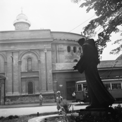 Magyarország, Pécs, Ferencesek utcája (Sallai utca), Assisi Szent Ferenc szobra Bársony György szobrászművész alkotása 1939-ben, a kút 1942-ben készült el. Szemben a Szent Ferenc-templom., 1958, Lossonczy Miklós, szobor, villamos, Assisi Szent Ferenc-ábrázolás, képarány: négyzetes, Fortepan #130043