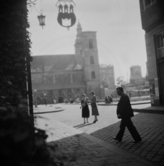 Magyarország, Budapest V., Galamb utca a Március 15. tér felé nézve, szemben a Belvárosi templom., 1958, Lossonczy Miklós, Budapest, cégér, fény-árnyék, képarány: négyzetes, Fortepan #130044