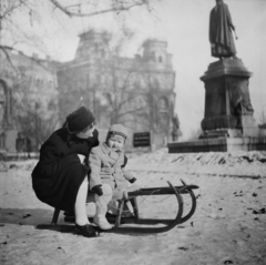 Magyarország, Budapest VI., Kodály körönd (Körönd). Jobbra Bocskai István szobra, melynek helyén ma Szondy György szobra áll., 1957, Lossonczy Miklós, Budapest, kisfiú, képarány: négyzetes, szánkó, anya, Fortepan #130046