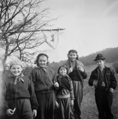 1958, Lossonczy Miklós, melegítő, gyerekek, zászló, kirándulás, képarány: négyzetes, Fortepan #130050