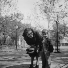 Magyarország, Budapest VI., Munkácsy Mihály utca a Lendvay utca felől az Andrássy (Sztálin) út felé nézve., 1954, Lossonczy Miklós, Budapest, képarány: négyzetes, kisfiú, anya, kalap kézben, Fortepan #130051