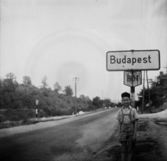 Magyarország, Budapest II.,Solymár, Hidegkúti út Budapest határától nézve., 1958, Lossonczy Miklós, Budapest, kamasz, helységnév tábla, képarány: négyzetes, Fortepan #130063