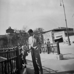 Magyarország, Budapest V., Deák Ferenc tér, lejárat a Millenniumi Földalatti Vasút állomásához., 1950, Lossonczy Miklós, Budapest, kisfiú, zsebredugott kéz, öltöny, apaság, földalatti, séta, Fortepan #130068