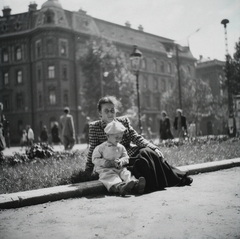 Magyarország, Budapest VI., Kodály körönd (Körönd), háttérben az Andrássy (Sztálin) út 83-85 (Körönd 2.) sarokház., 1952, Lossonczy Miklós, Budapest, kisfiú, földön ülés, anya, Fortepan #130076