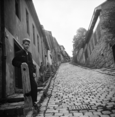 Hungary, Budapest II., Gül Baba utca., 1959, Lossonczy Miklós, portrait, street view, boy, Budapest, Fortepan #130078