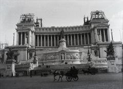 Olaszország, Róma, II. Viktor Emánuel emlékmű (Monumento a Vittorio Emanuele II)., 1920, Lossonczy Miklós, lovaskocsi, építkezés, ácsolat, II. Viktor Emmánuel-ábrázolás, neoklasszicizmus, Giuseppe Sacconi-terv, Fortepan #130080