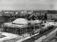 Magyarország, Budapest XIV., Kerepesi út. A metró és a gödöllői HÉV Hungária körúti, közös végállomásának építése (később lebontásra került). Előtte az ekkor a Keleti pályaudvarig közlekedő HÉV vonala., 1951, Nyári György, HÉV, állvány, metróépítés, kupola, metró, metróállomás, Budapest, Fortepan #130157