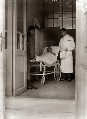 Magyarország, Pécs, Rákóczi út 2. a Magyar Királyi Erzsébet Tudományegyetem Klinikája (később Pécsi Tudományegyetem Klinikai Központ)., 1928, POTE, gyógyintézmény, hordágy, Fortepan #130178