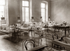 Magyarország, Pécs, Rákóczi út 2. a Magyar Királyi Erzsébet Tudományegyetem Klinikájának kórterme (később Pécsi Tudományegyetem Klinikai Központ)., 1928, POTE, gyógyintézmény, kórterem, vaságy, éjjeliszekrény, Fortepan #130218