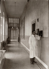 Magyarország, Pécs, Rákóczi út 2. a Magyar Királyi Erzsébet Tudományegyetem Klinikájának folyosója (később Pécsi Tudományegyetem Klinikai Központ)., 1928, POTE, gyógyintézmény, telefon, Fortepan #130221