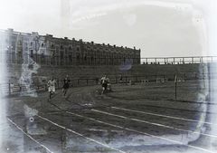 Magyarország, Budapest VIII., MTK pálya, háttérben a Brüll Alfréd (Törökbecse) utcai Hungária villamos kocsiszín., 1928, Jánossy Virág, Háberl Aladár, futás, Budapest, Fortepan #130343