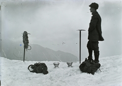 Slovakia, High Tatras, a felvétel a Király-orr (Slavkovský nos) környékén készült, háttérben a Lomnici-gerinc., 1924, Jánossy Virág, Háberl Aladár, excursion, backpack, flask, rope, pickaxe, Fortepan #130361