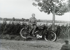 1932, Jánossy Virág, Háberl Aladár, motorkerékpár, magyar gyártmány, Nova-márka, nő, fa, lányok-járművek, Fortepan #130379