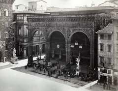 Olaszország, Firenze, Piazza della Signoria, Loggia dei Lanzi. Balra a Herkules és Cacus (Ercole e Caco) szobor, jobbra Giovanni da Bologna: A szabin nők elrablása című szobra., 1900, Szalai Teréz, boltív, Benci di Cione-terv, Simone di Francesco Talenti-terv, Fortepan #130402