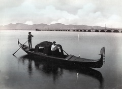 Olaszország, Velence, a velencei lagúna nagy hídja a vasúti híd (a később a mellé épült közúti híddal együtt, Ponte della Libertà)., 1900, Szalai Teréz, híd, gondola, ívhíd, Fortepan #130405