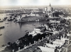 Olaszország, Velence, látkép a Szent Márk-székesegyház harangtornyából, szemben a Santa Maria della Salute fogadalmi templom, háttérben a Guidecca sziget., 1900, Szalai Teréz, madártávlat, Fortepan #130406